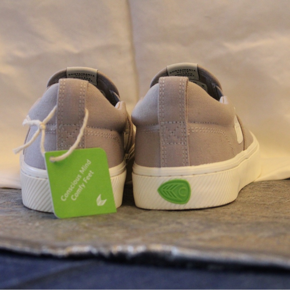 Cariuma slip on pro shoes
Brand new with tags 
Size 8